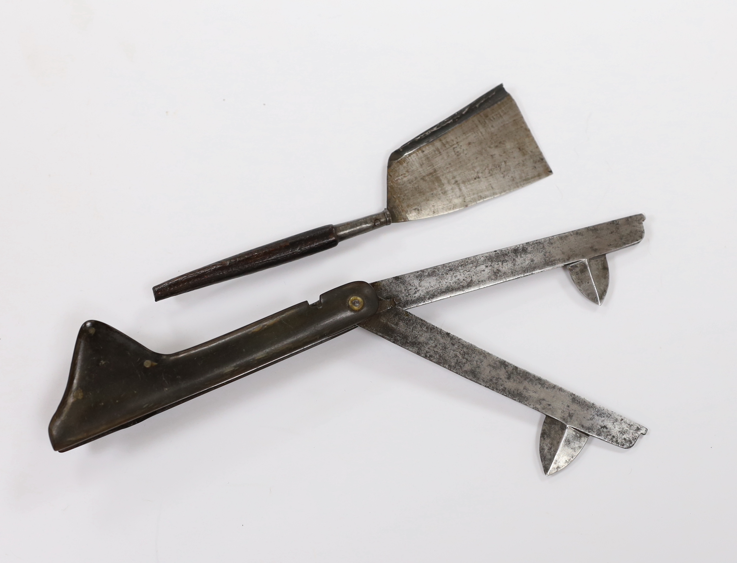 A 19th century multi tooled horn fleam and an open bladed fleam type tool, longest 12cm folded
